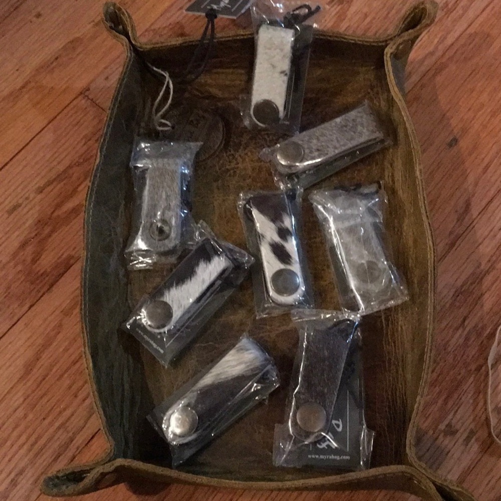 Myra earphone/small cord organizer, hairon